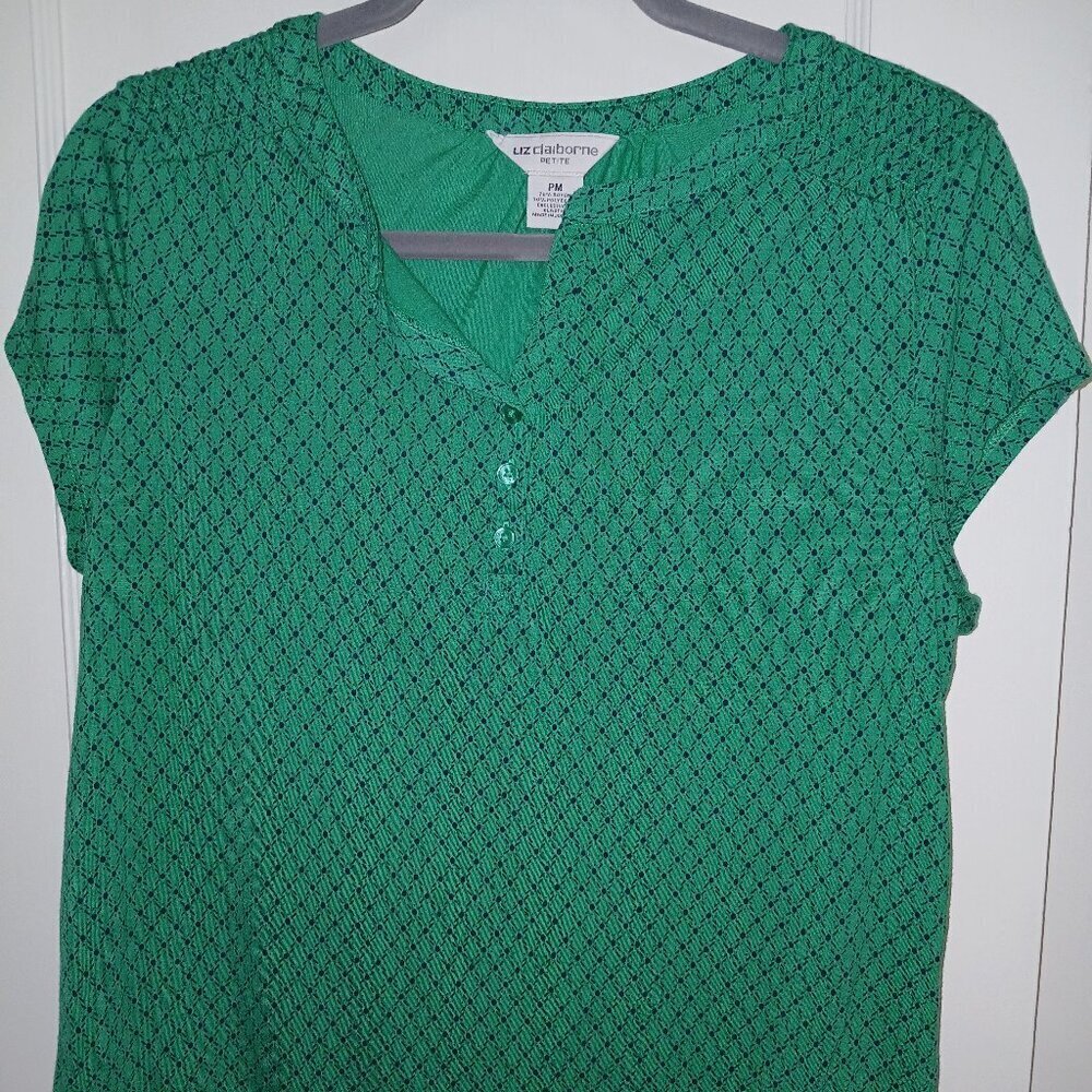 LIZ CLAIBORNE GREEN AND BLACK TOP, DIAMOND DESIGN, CAP SLEEVE, SIZE MED PETITE
